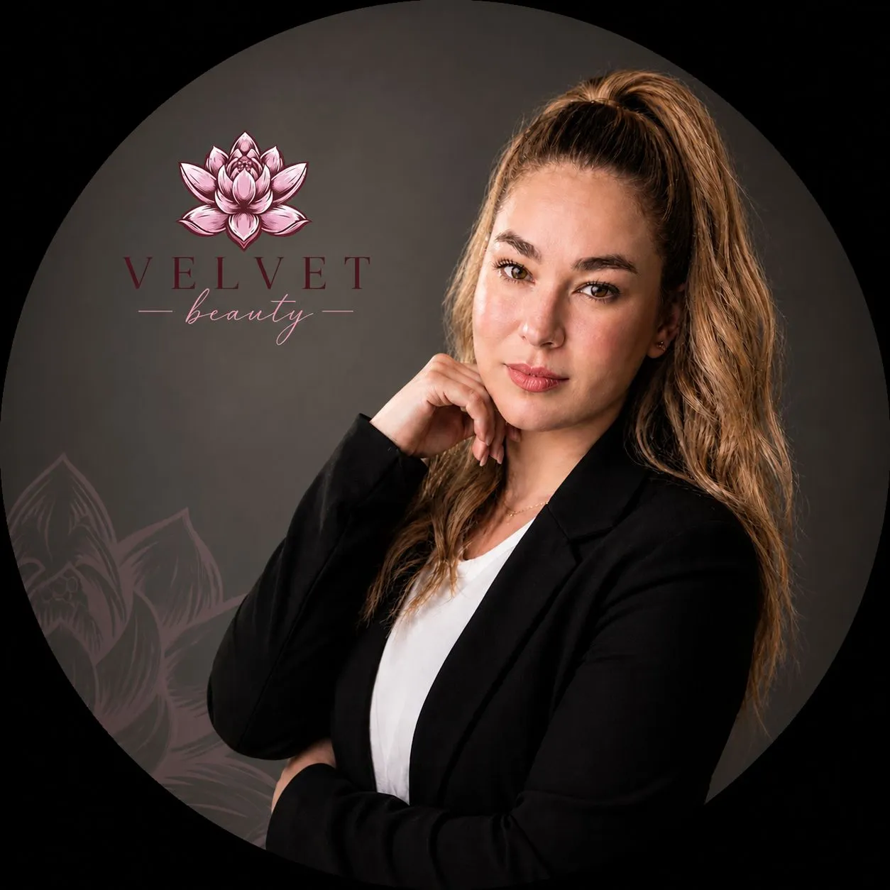 Imagen de marca de Velvet Beauty: logotipo con una flor de loto y una mujer con saco negro